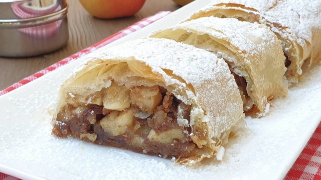 Baklava Yufkasından: Tarçınlı Elma ve Kuru Üzümlü Tatlı