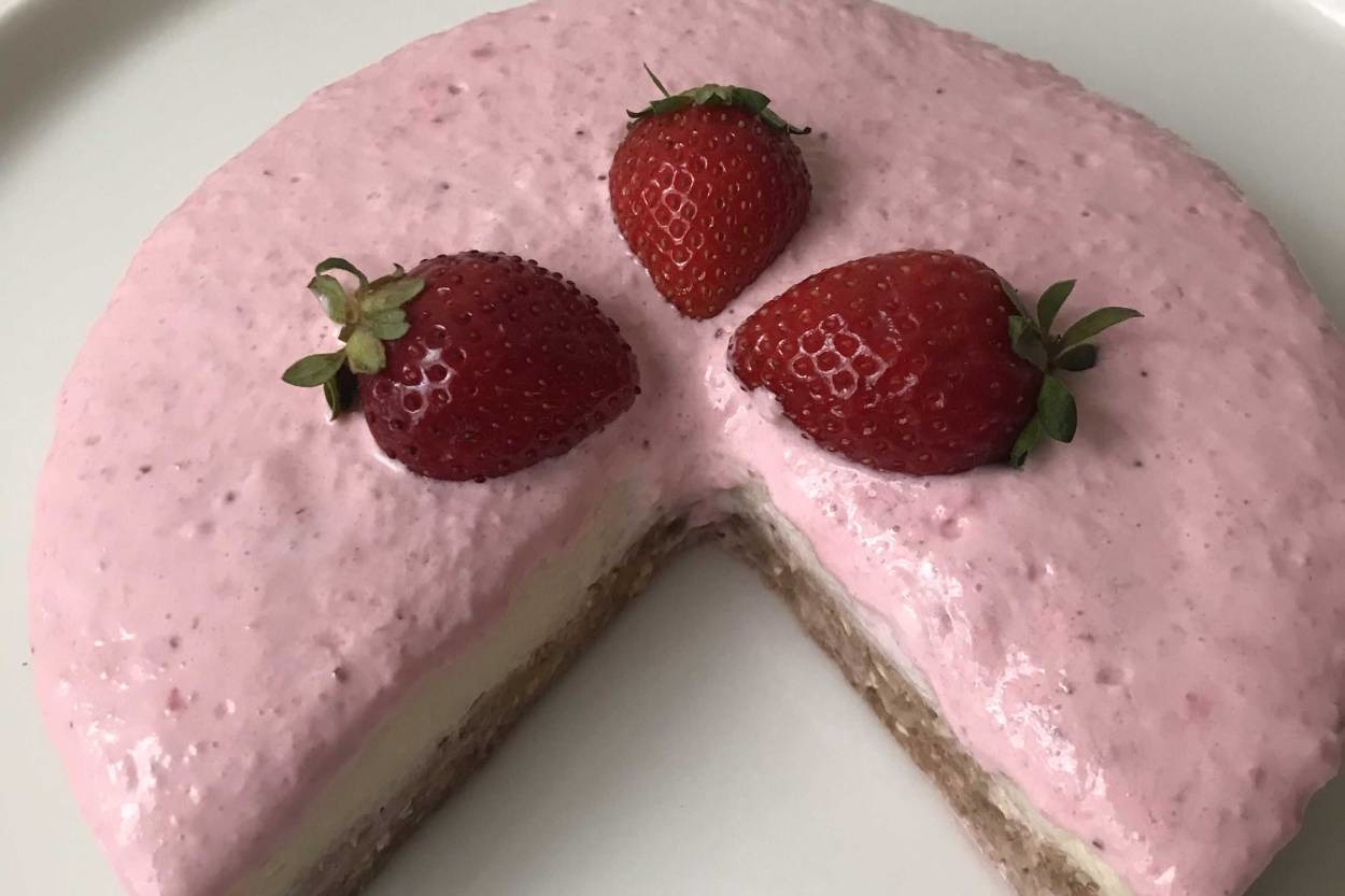 Hemen Hazırlanan: Çilekli Pratik Cheesecake