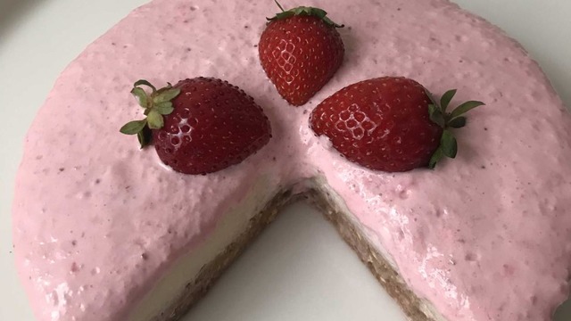 Hemen Hazırlanan: Çilekli Pratik Cheesecake