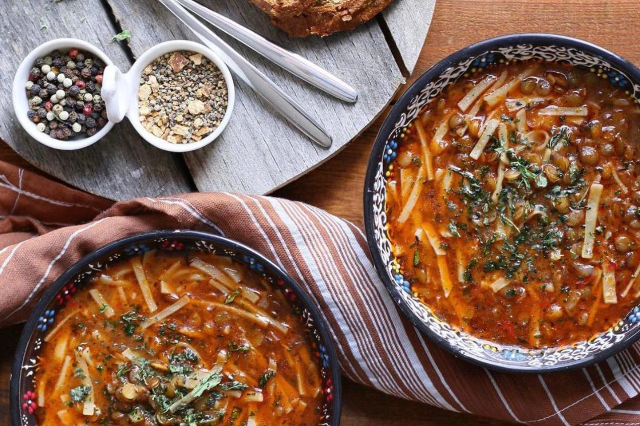 Tadını Anlatmaya Kelimeler Yetmez: Erişteli Yeşil Mercimek Çorbası