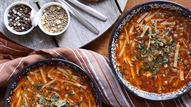 Tadını Anlatmaya Kelimeler Yetmez: Erişteli Yeşil Mercimek Çorbası