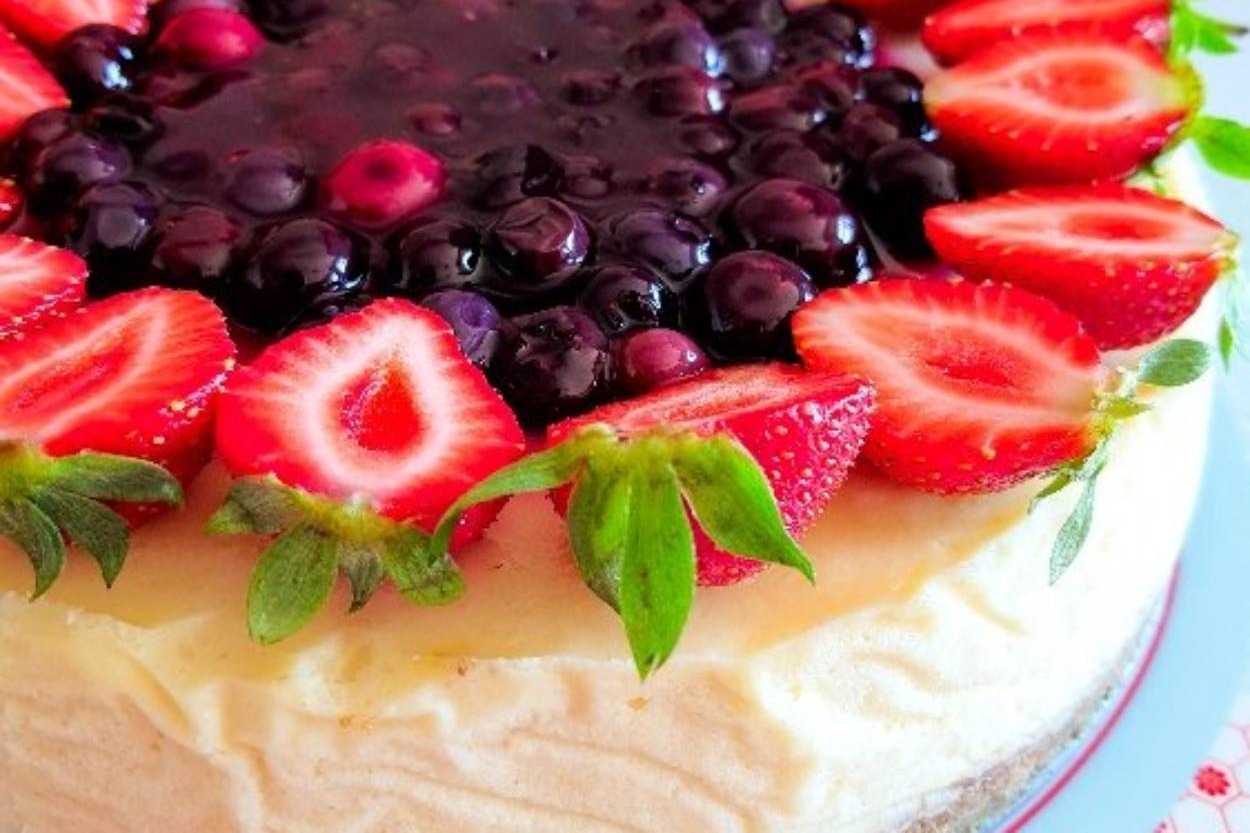 Bulut Gibi Dokusuyla: Yaban Mersini Soslu Cheesecake