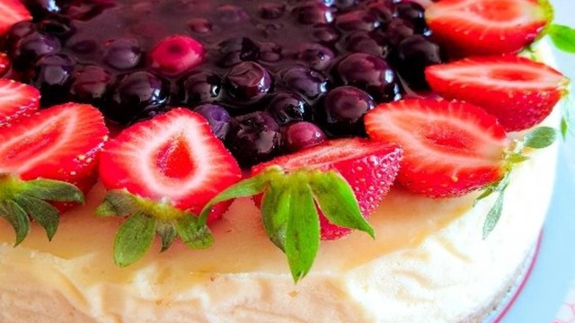 Bulut Gibi Dokusuyla: Yaban Mersini Soslu Cheesecake