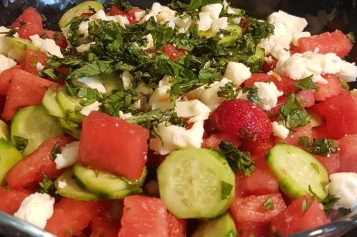 Tam Bir Yaz Salatası: Karpuzlu Çilekli Salatalıklı Salata