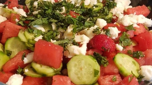 Tam Bir Yaz Salatası: Karpuzlu Çilekli Salatalıklı Salata
