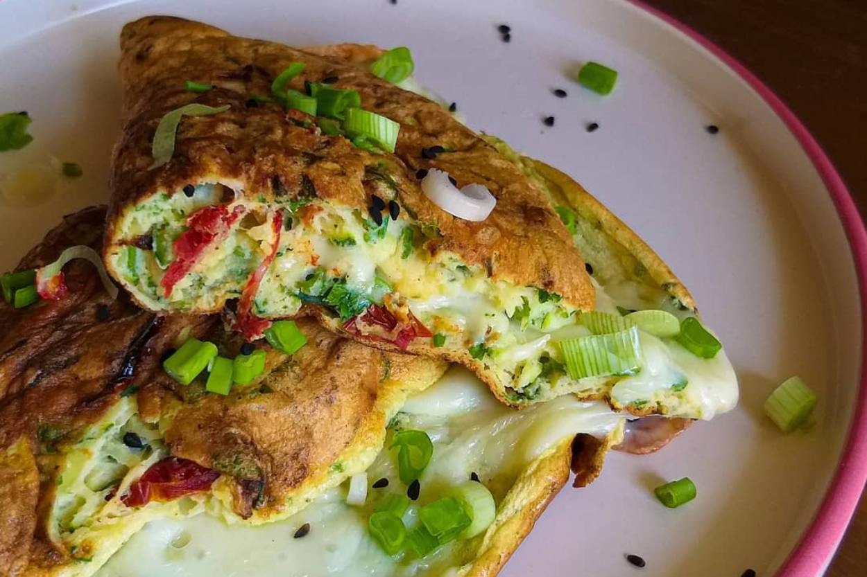 Kahvaltı Sofralarına: Kabaklı Kuru Domatesli Puf Omlet