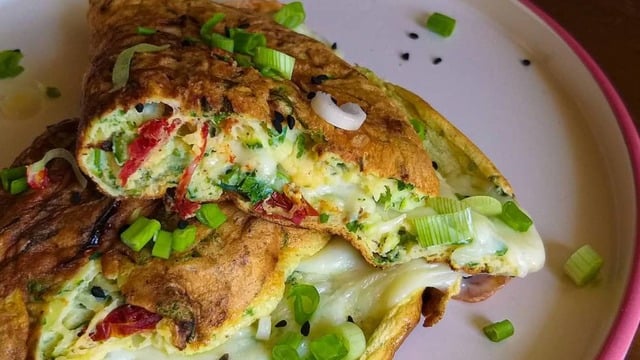 Kahvaltı Sofralarına: Kabaklı Kuru Domatesli Puf Omlet