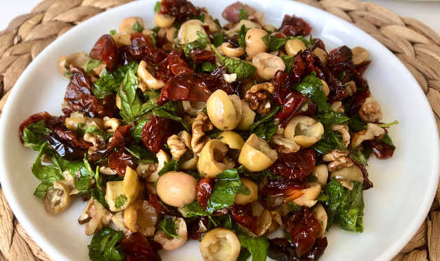 Nasıl da Yakışır Sofraya: Kuru Domatesli Zeytin Salatası