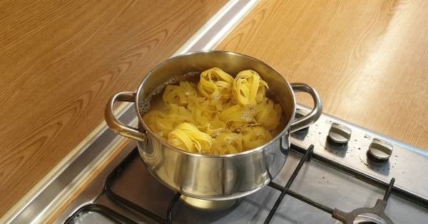 istiridye-mantarli-fettuccine-makarna-adim-1