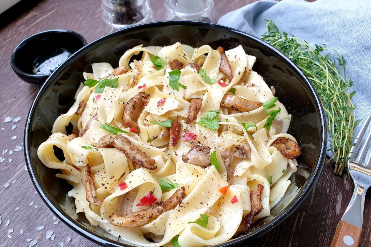 Enfes Sosuyla: İstiridye Mantarlı Fettuccine Makarna