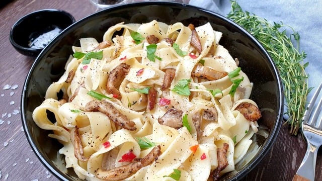 Enfes Sosuyla: İstiridye Mantarlı Fettuccine Makarna