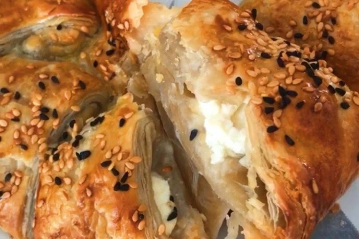 Kahvaltı Sofralarına Farklılık Katan: Milföy Simit Börek