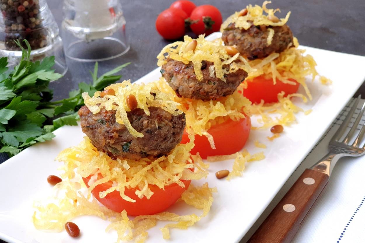 Taze Yeşilliklerle: Çıtır Patatesli Köfte
