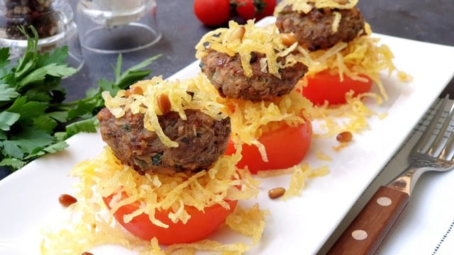 Taze Yeşilliklerle: Çıtır Patatesli Köfte