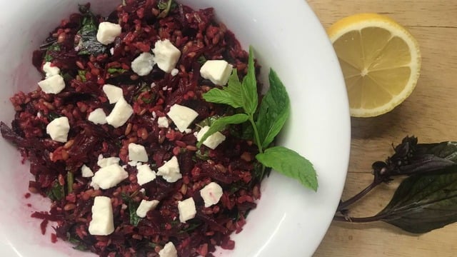 Yaz Menülerine Hafif ve Lezzetli: Firikli Kırmızı Pancar Salatası