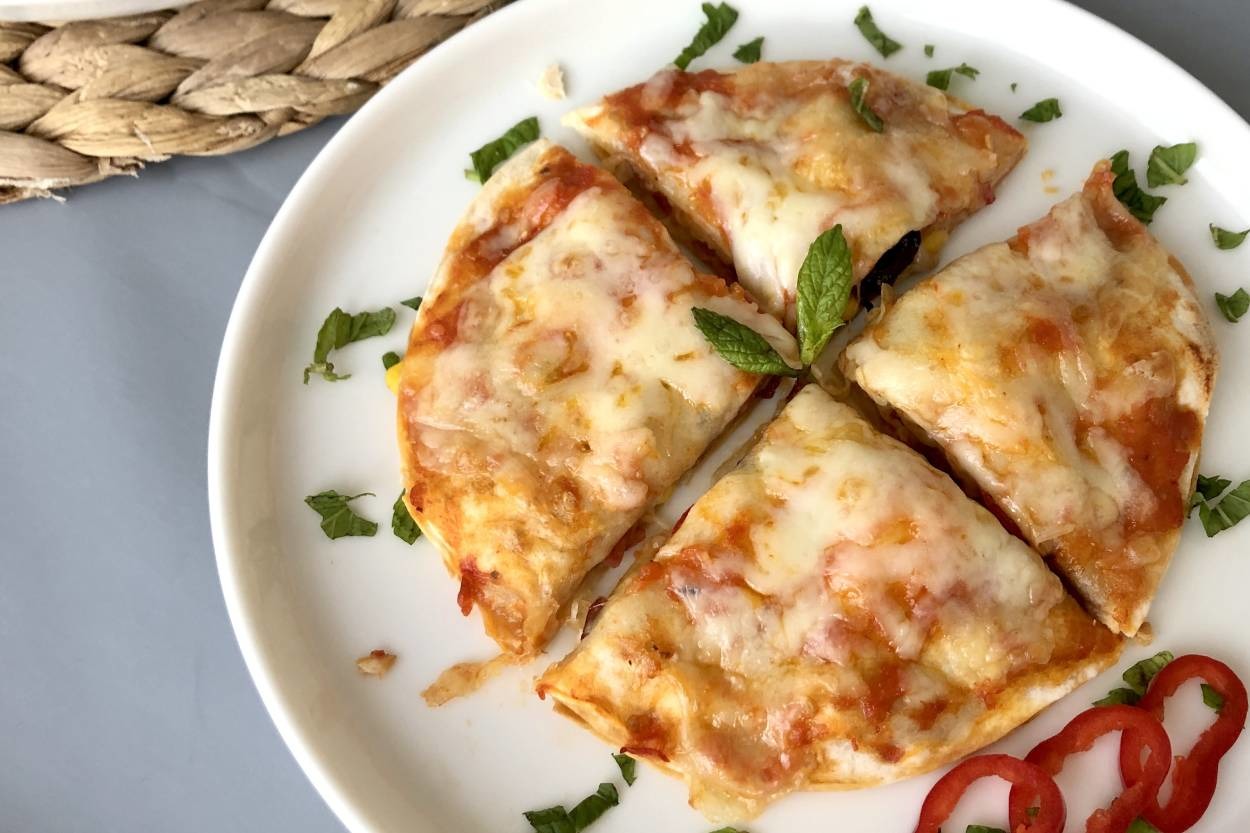 Leziz Domates Sosuyla: Mini Lavaş Pizza