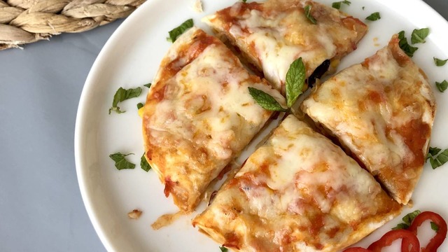 Leziz Domates Sosuyla: Mini Lavaş Pizza