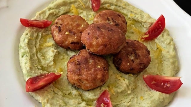 Üzerinde Tavuk Köftesiyle: Bezelyeli Humus