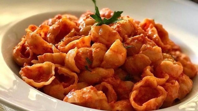 Övgüleri Toplayacak: Közde Makarna