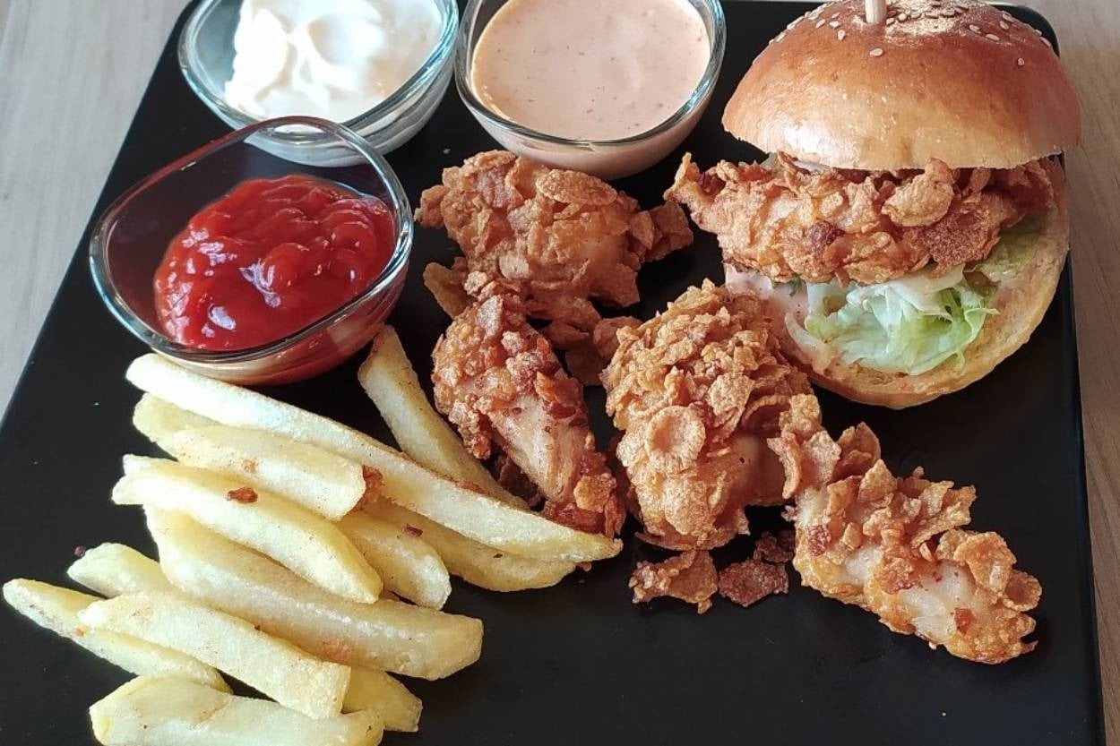 Acı Sosun Lezzetiyle: Çıtır Tavuk Burger