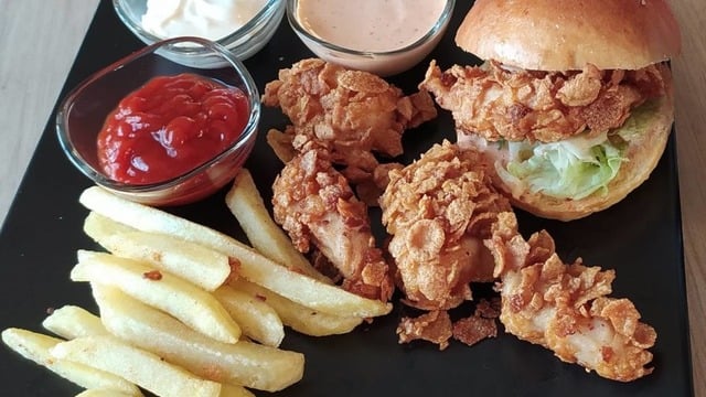 Acı Sosun Lezzetiyle: Çıtır Tavuk Burger