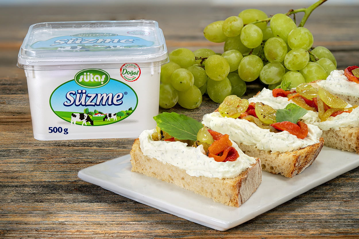 Doyum Olmaz: Ekmek Üzeri Taze Otlu Süzme ve Köz Biber Salatası