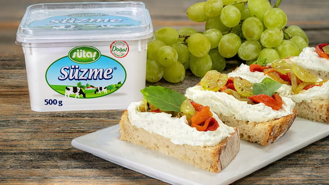 Doyum Olmaz: Ekmek Üzeri Taze Otlu Süzme ve Köz Biber Salatası