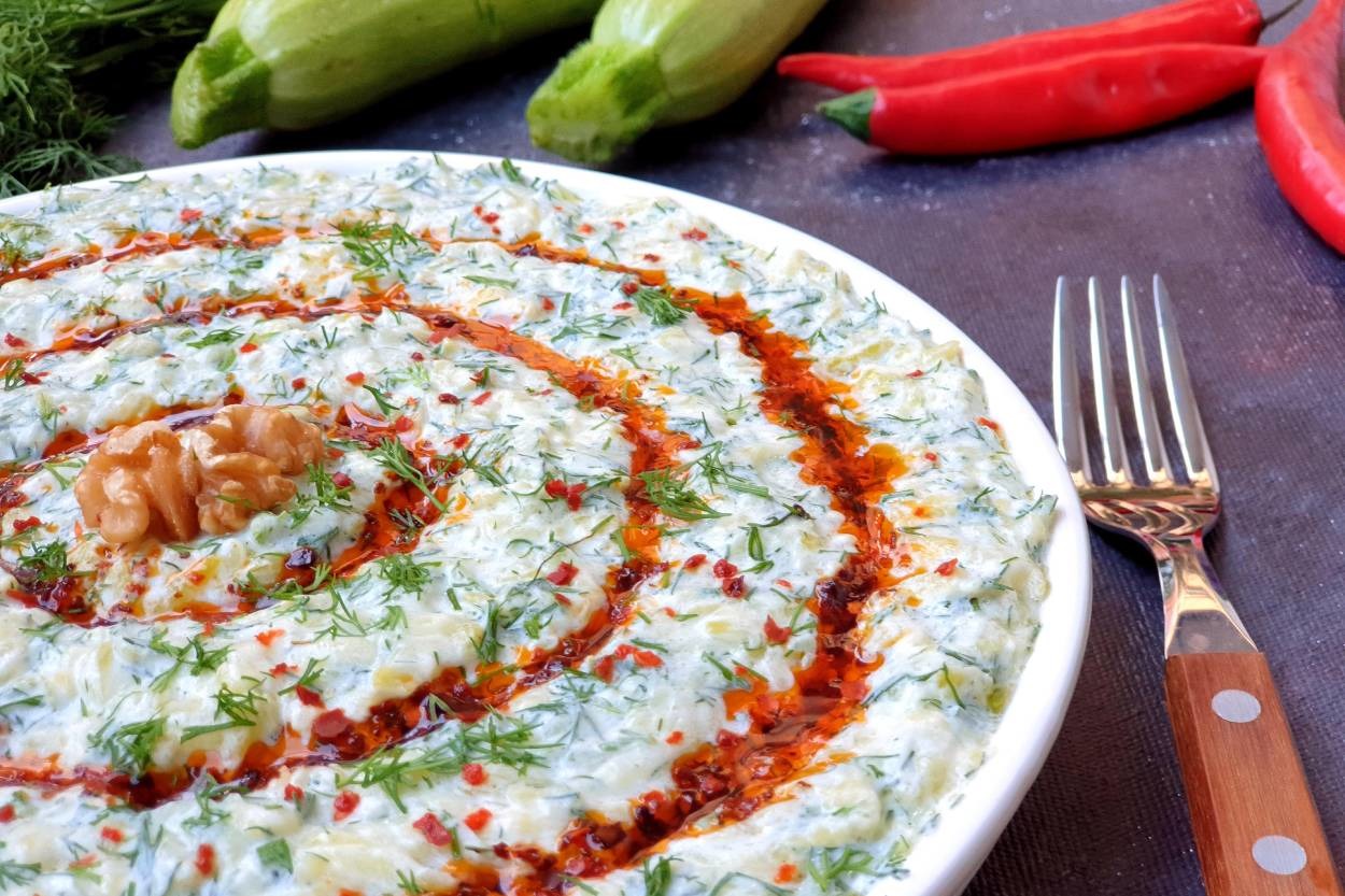 Yaz Aylarında Serinletici: Yoğurtlu Kabak Salatası