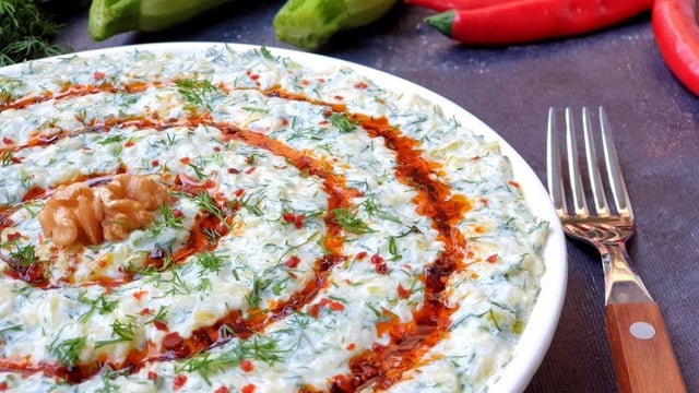 Yaz Aylarında Serinletici: Yoğurtlu Kabak Salatası