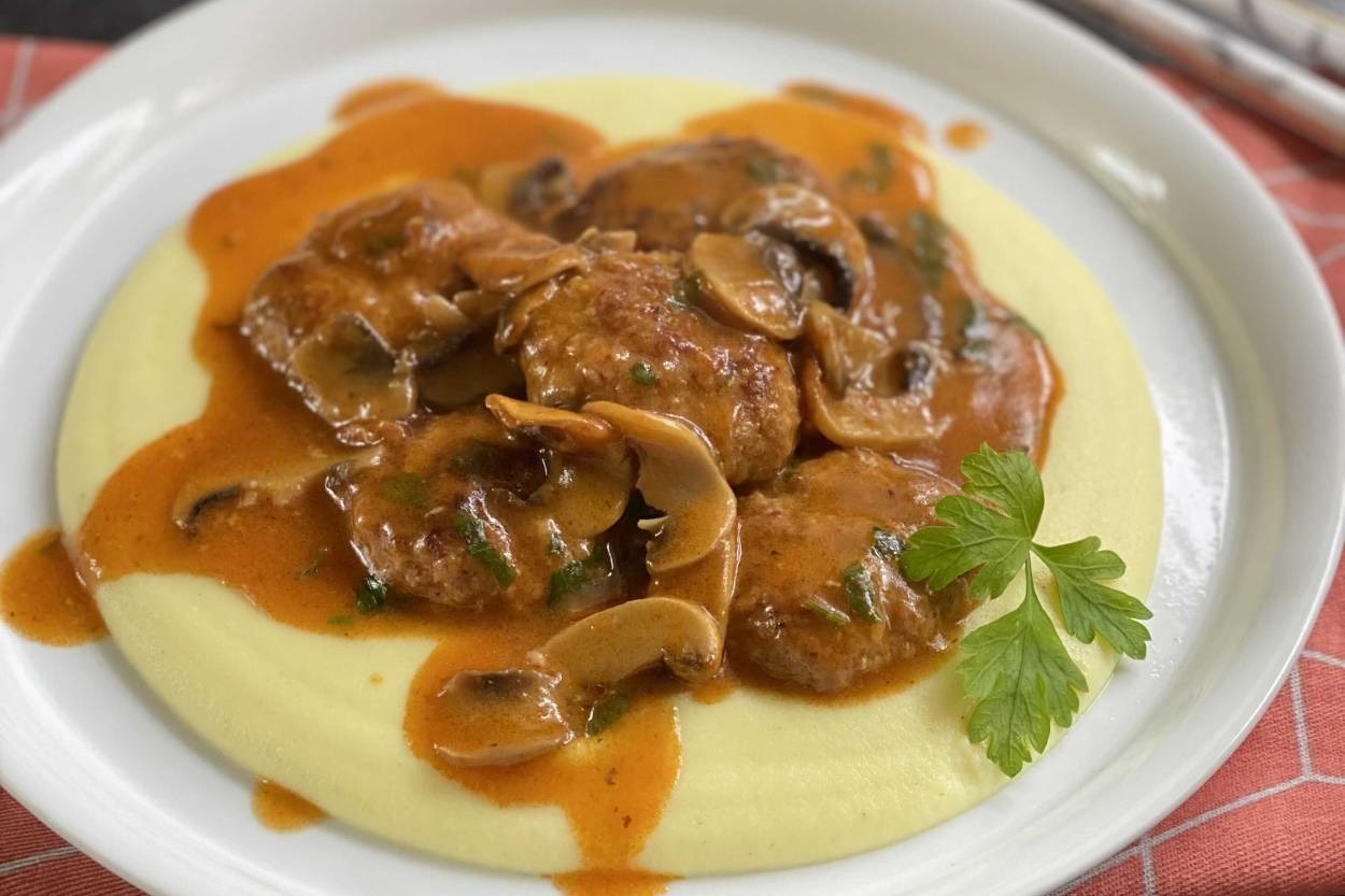 Enfes Ana Yemek: Mantar Soslu Köfte