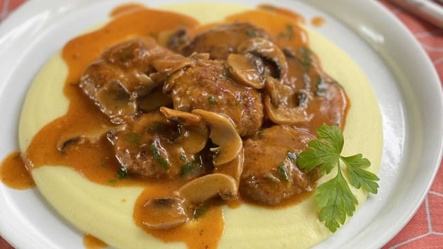 Enfes Ana Yemek: Mantar Soslu Köfte