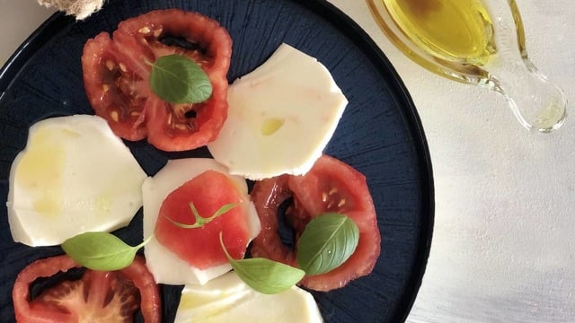 İtalya'dan Soframıza: Caprese Salata