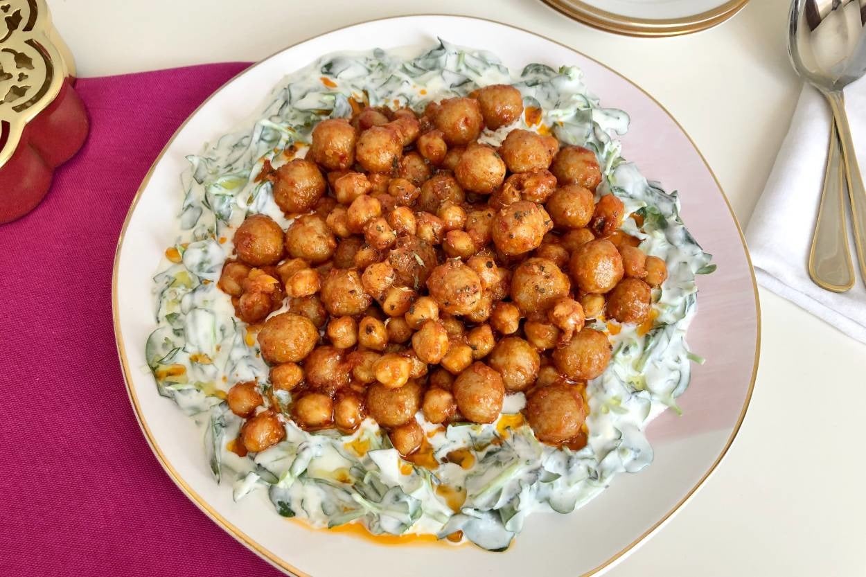 Yaz Sofralarına Yakışır: Nohutlu Bulgur Köfteli Semizotu Salatası