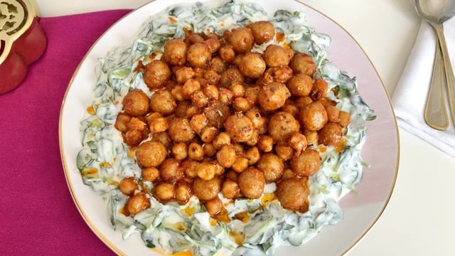 Yaz Sofralarına Yakışır: Nohutlu Bulgur Köfteli Semizotu Salatası