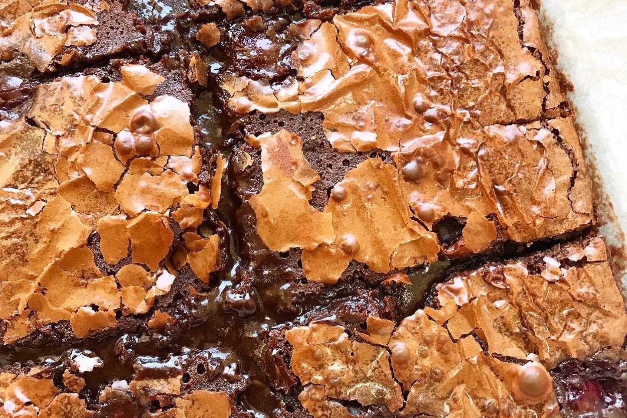 Mutluluk Sebebi: Beyaz Çikolatalı Vişneli Brownie