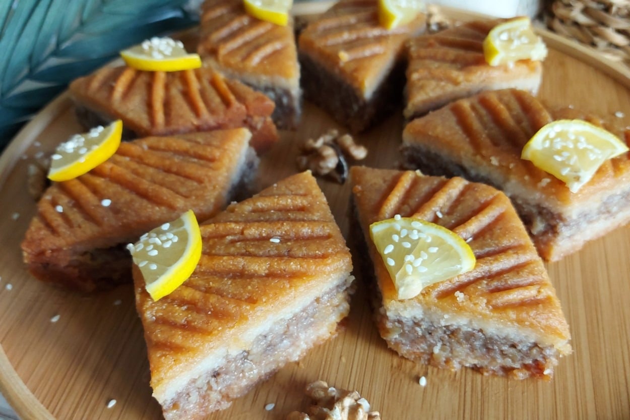 Şerbetli Tatlı Arayanlara: Baklava Tadında Bol Cevizli Tepsi Tatlısı