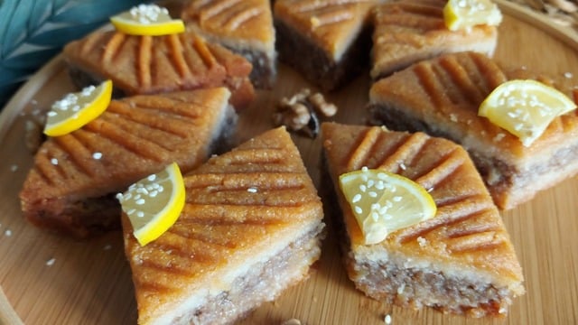 Şerbetli Tatlı Arayanlara: Baklava Tadında Bol Cevizli Tepsi Tatlısı