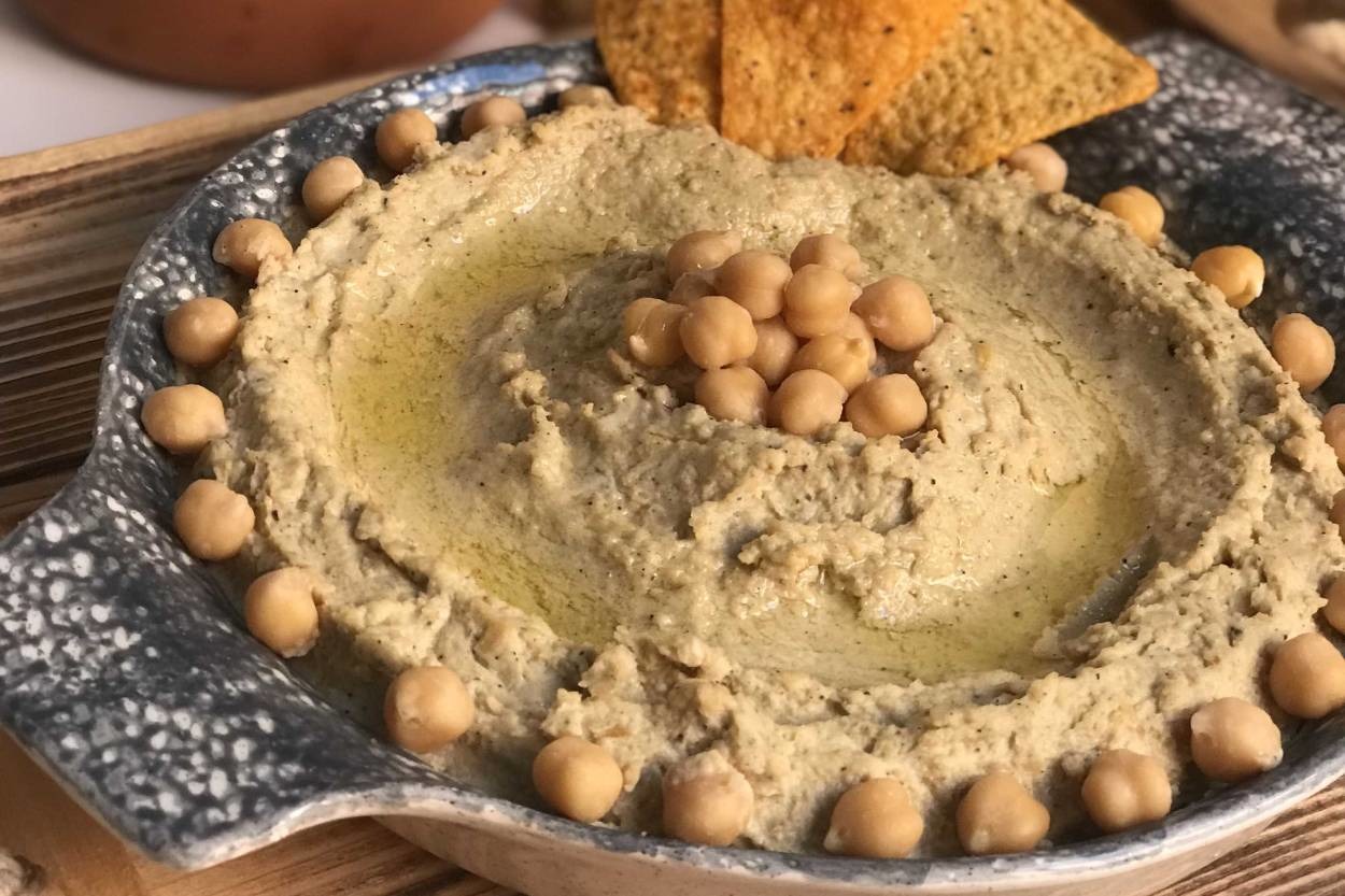 Sıcacık Ekmeklerin Üzerine: Tam Kıvamında Humus
