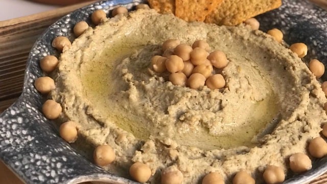 Sıcacık Ekmeklerin Üzerine: Tam Kıvamında Humus