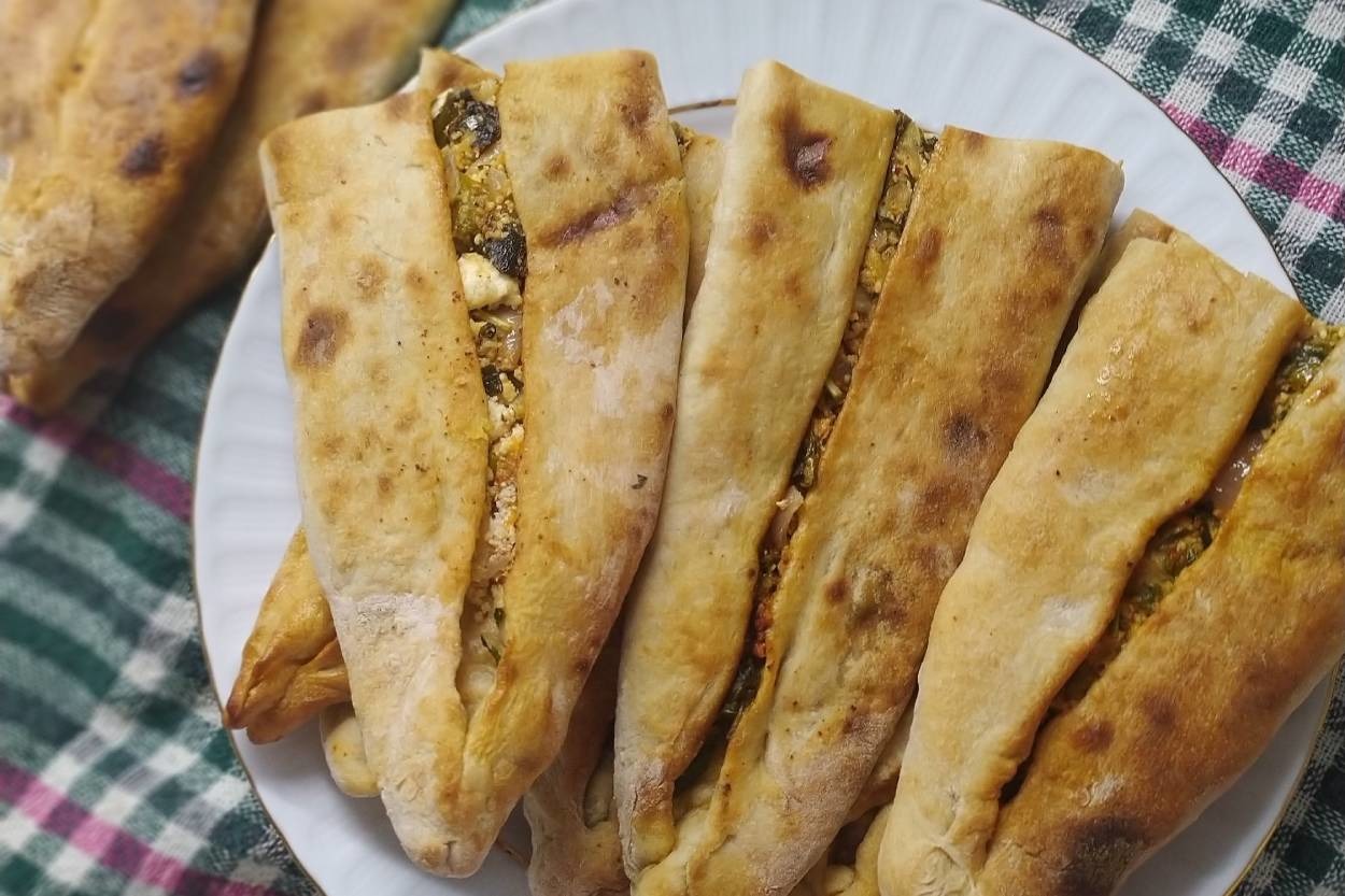 Kokusuna Bayılacaksınız: Ev Yapımı Peynirli Pide