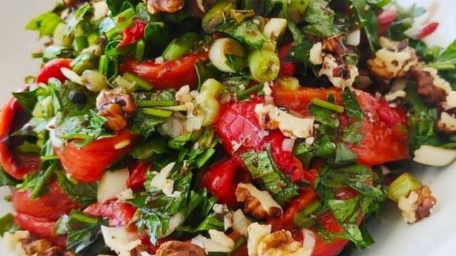 Davet Sofralarına: Cevizli Kırmızı Köz Biber Salatası