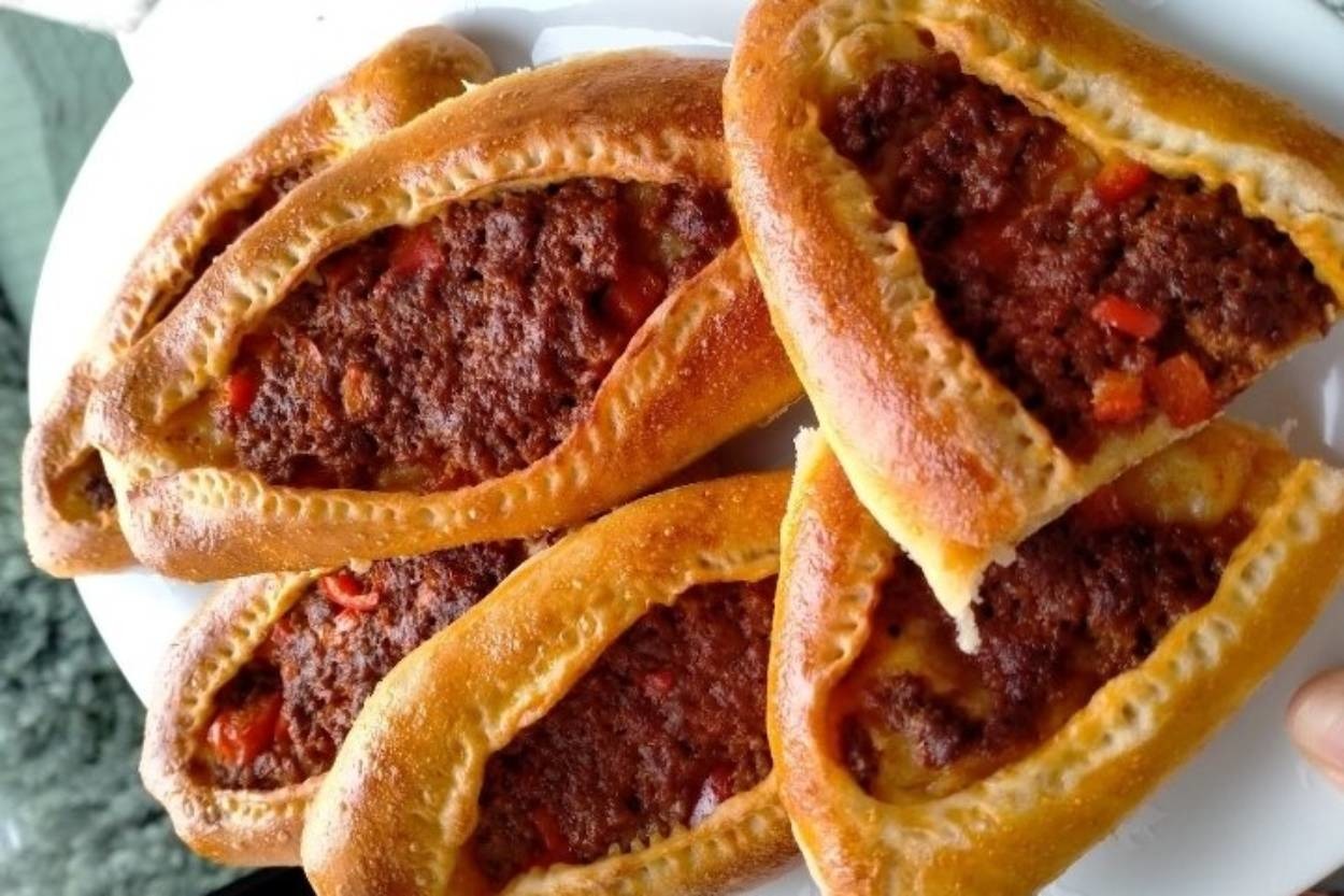 Dışı Çıtır Çıtır: Mayasız Kıymalı Pide