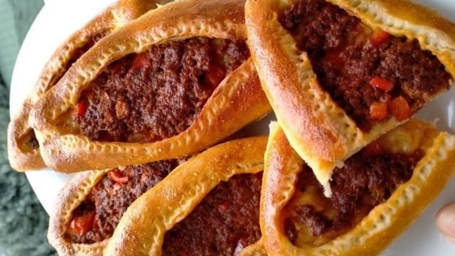 Dışı Çıtır Çıtır: Mayasız Kıymalı Pide