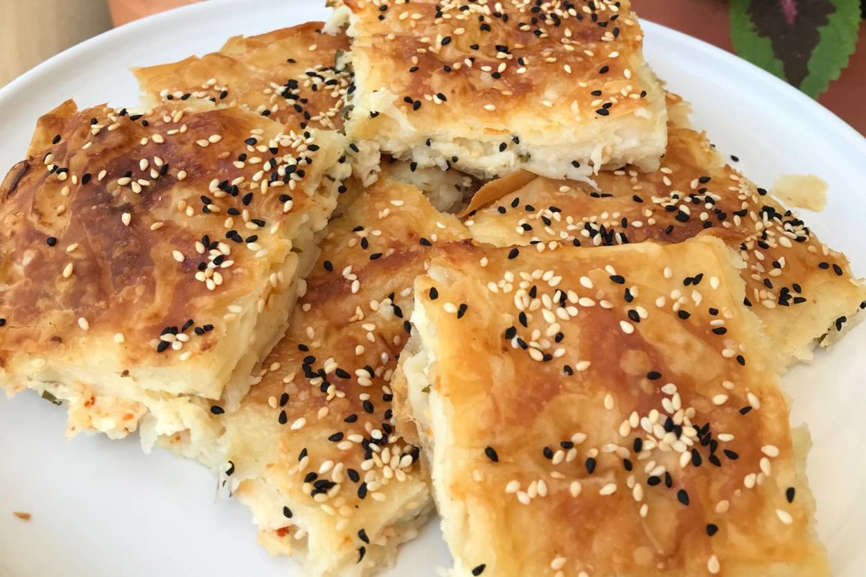 Özel Sodalı Sosuyla: Peynirli Tepsi Böreği