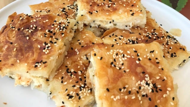 Özel Sodalı Sosuyla: Peynirli Tepsi Böreği