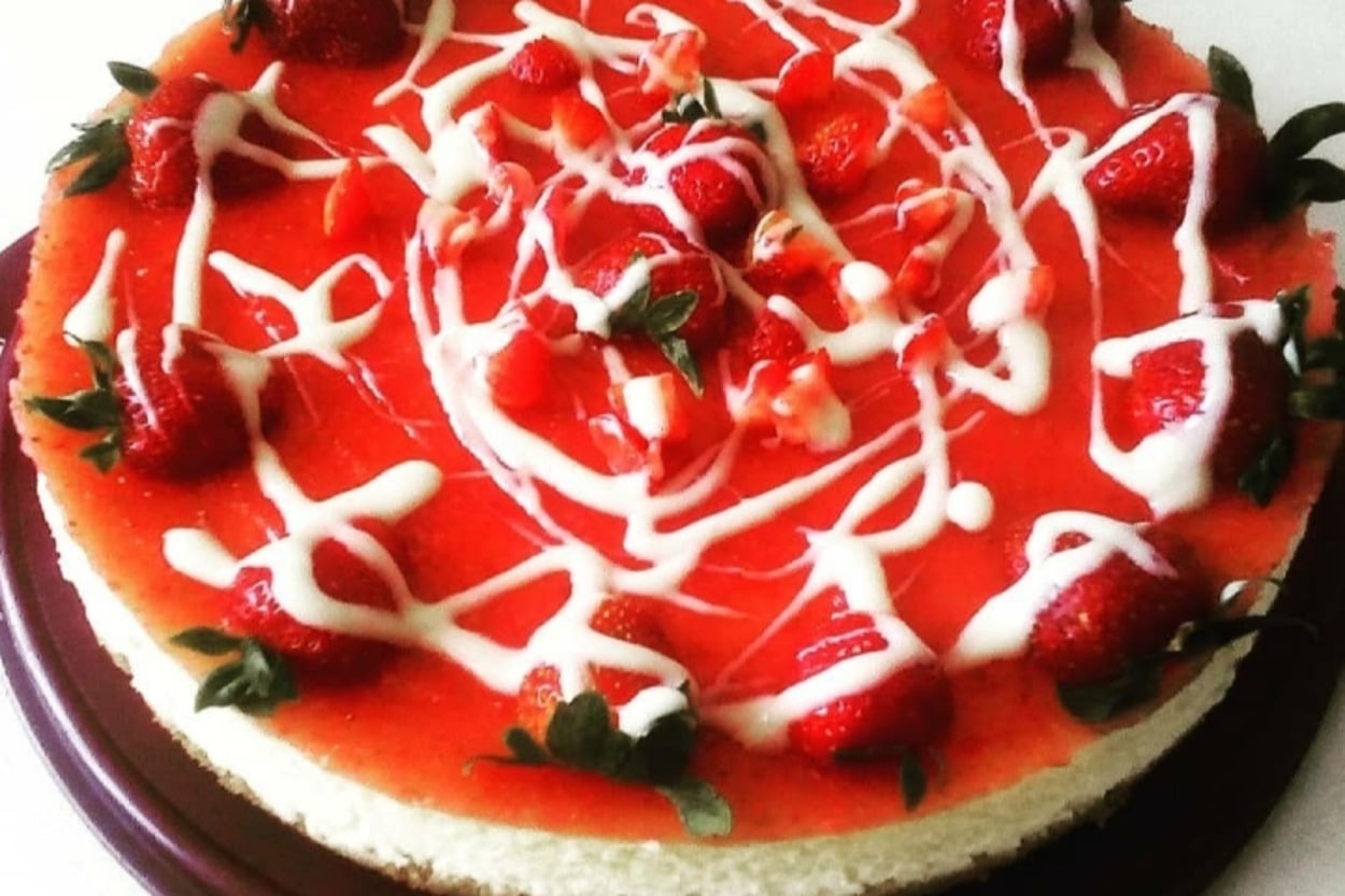 Serinliği Nasıl da İyi Gelir: Çilekli Kaymaklı Cheesecake