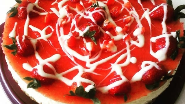 Serinliği Nasıl da İyi Gelir: Çilekli Kaymaklı Cheesecake
