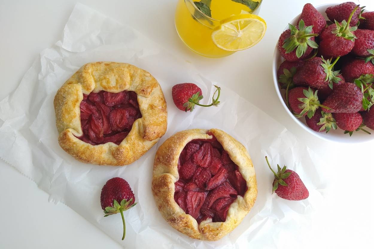 Ağızda Dağılan Hamuruyla: Çilekli Galette