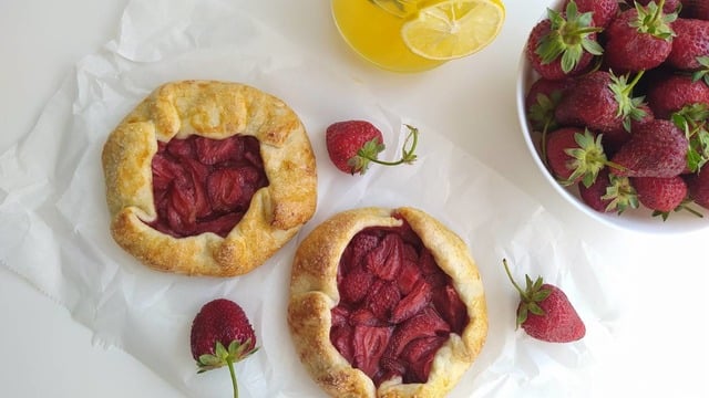 Ağızda Dağılan Hamuruyla: Çilekli Galette