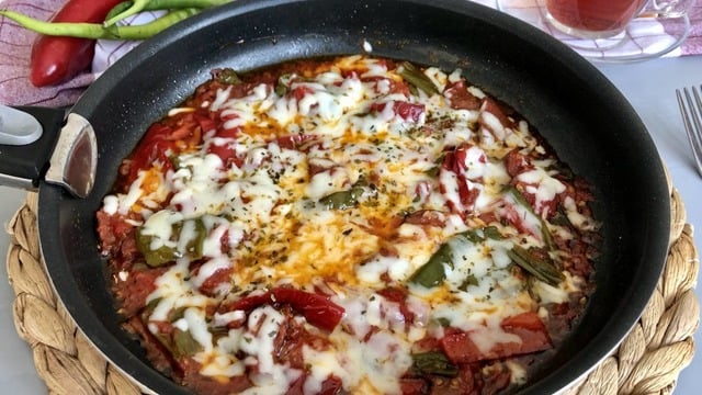 Hafta Sonuna Yakışan: Biberli Sucuklu Kahvaltılık